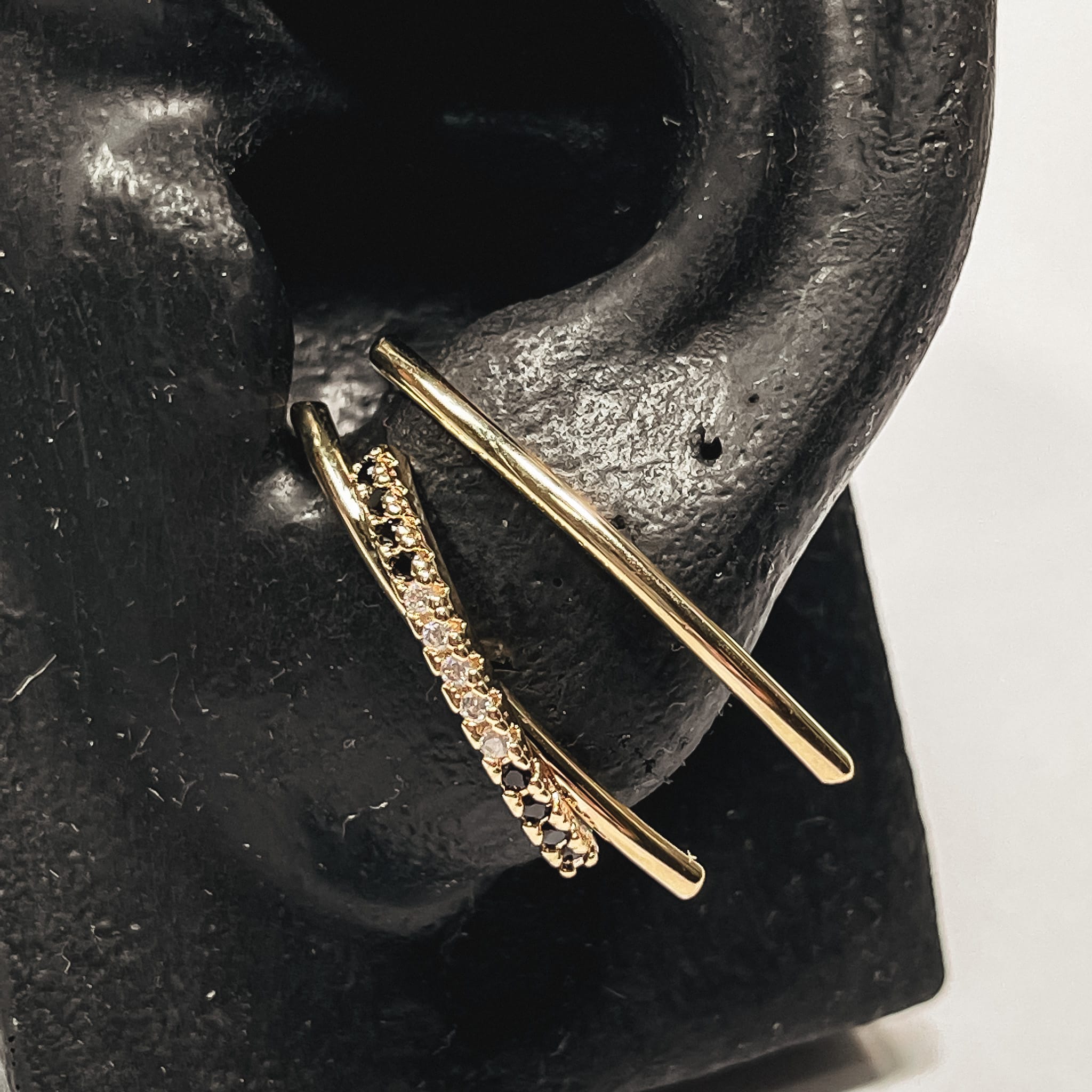 Par de brincos Cumprido Curvado Semijoia Dourada Zirconias Brancas e Pretas