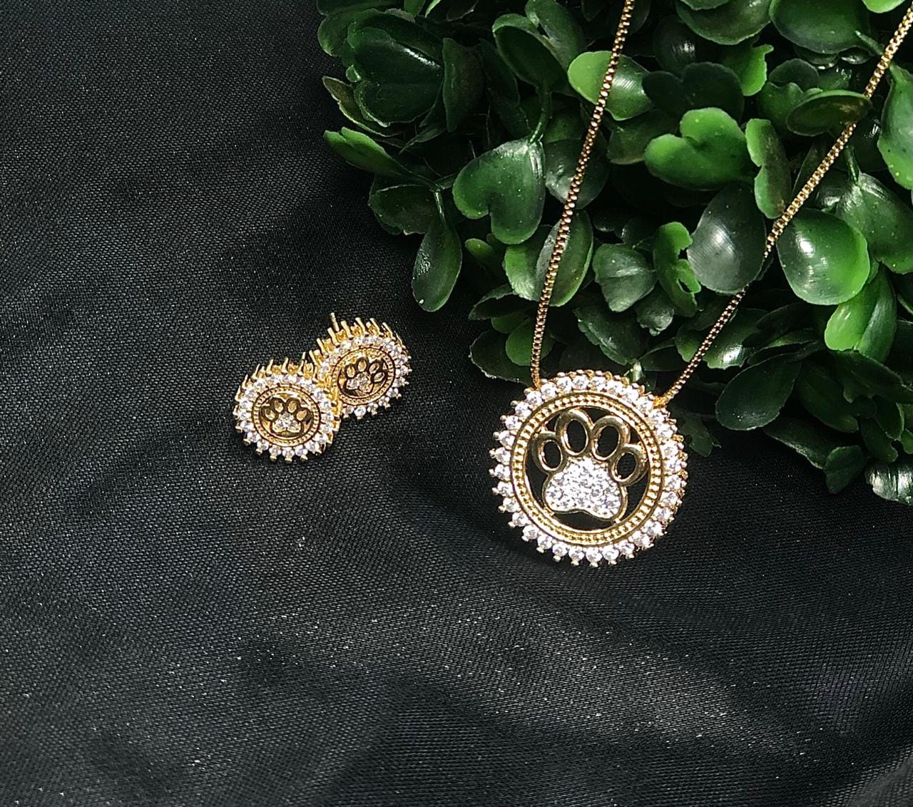 Conjunto Patinha de Cachorro Zirconias Brancas Semijoia Dourada
