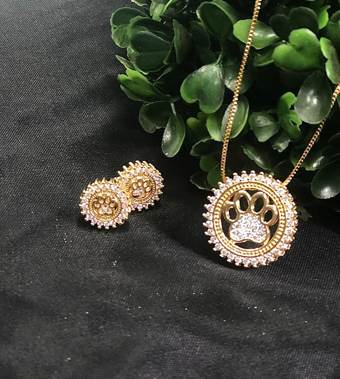 Conjunto Patinha de Cachorro Zirconias Brancas Semijoia Dourada