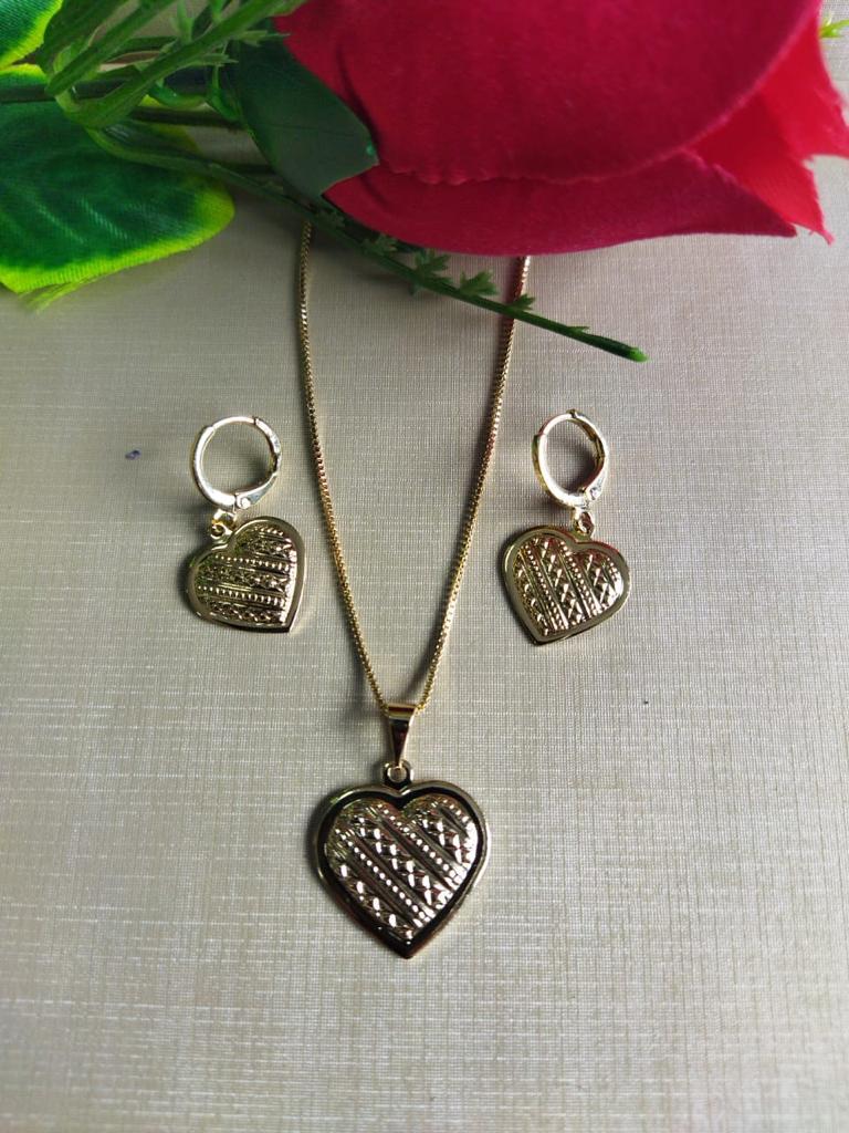 Conjunto Coração Dourado Detalhes Brinco e colar Semijoia Dourada