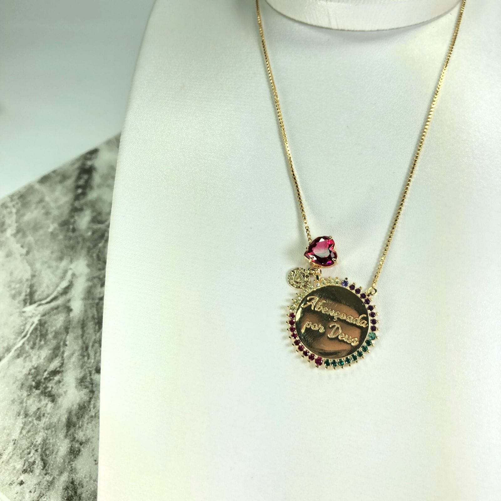 Gargantilha Coração Vermelho e placa redonda com frase e zirconias em volta Semijoia Dourada
