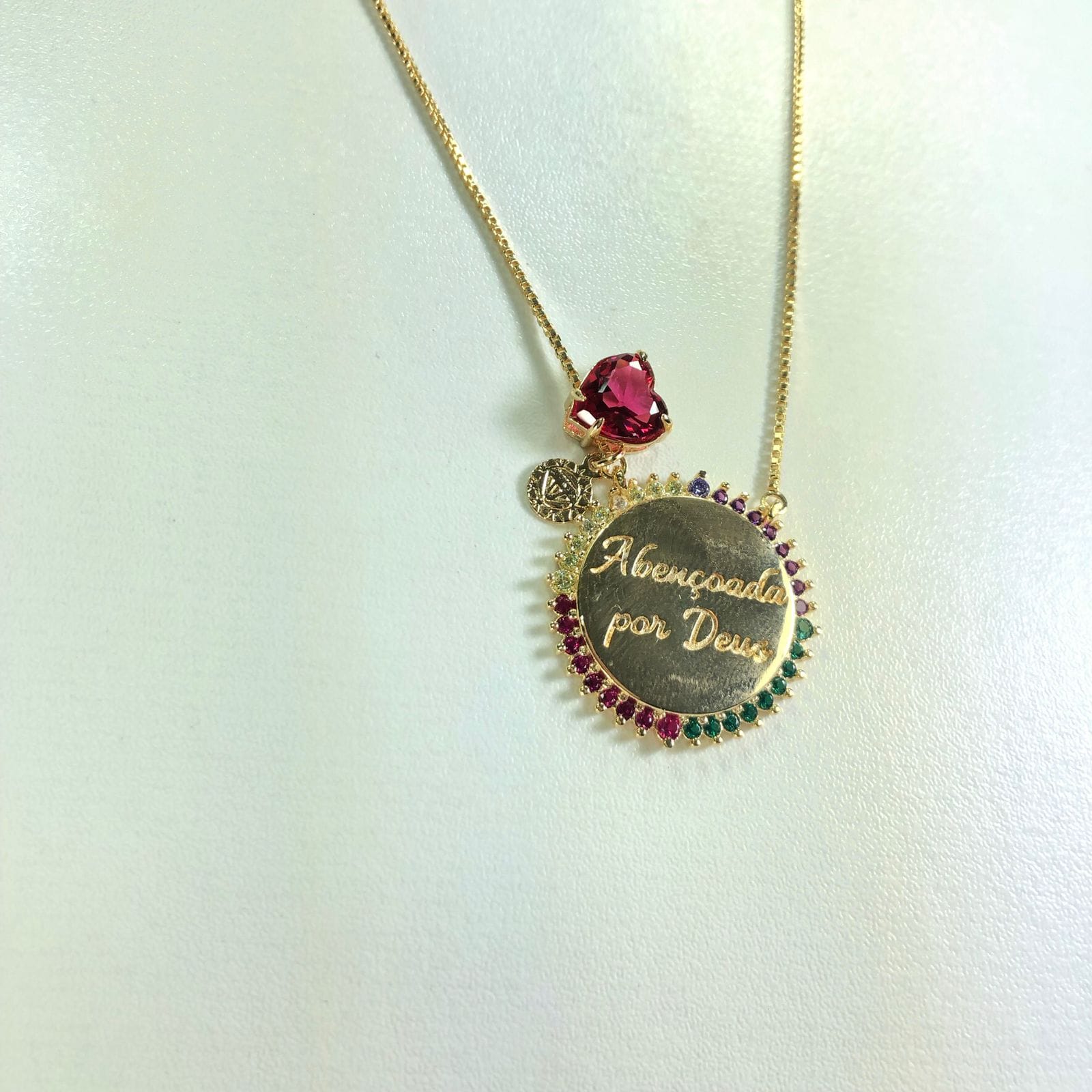 Gargantilha Coração Vermelho e placa redonda com frase e zirconias em volta Semijoia Dourada