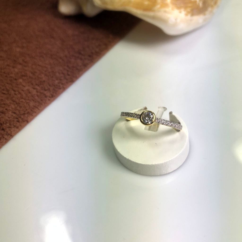 Anel solitario Zirconia Redonda com Borda Semijoia