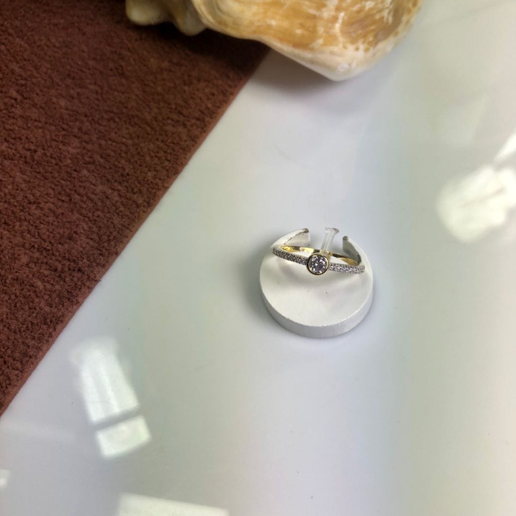 Anel solitario Zirconia Redonda com Borda Semijoia