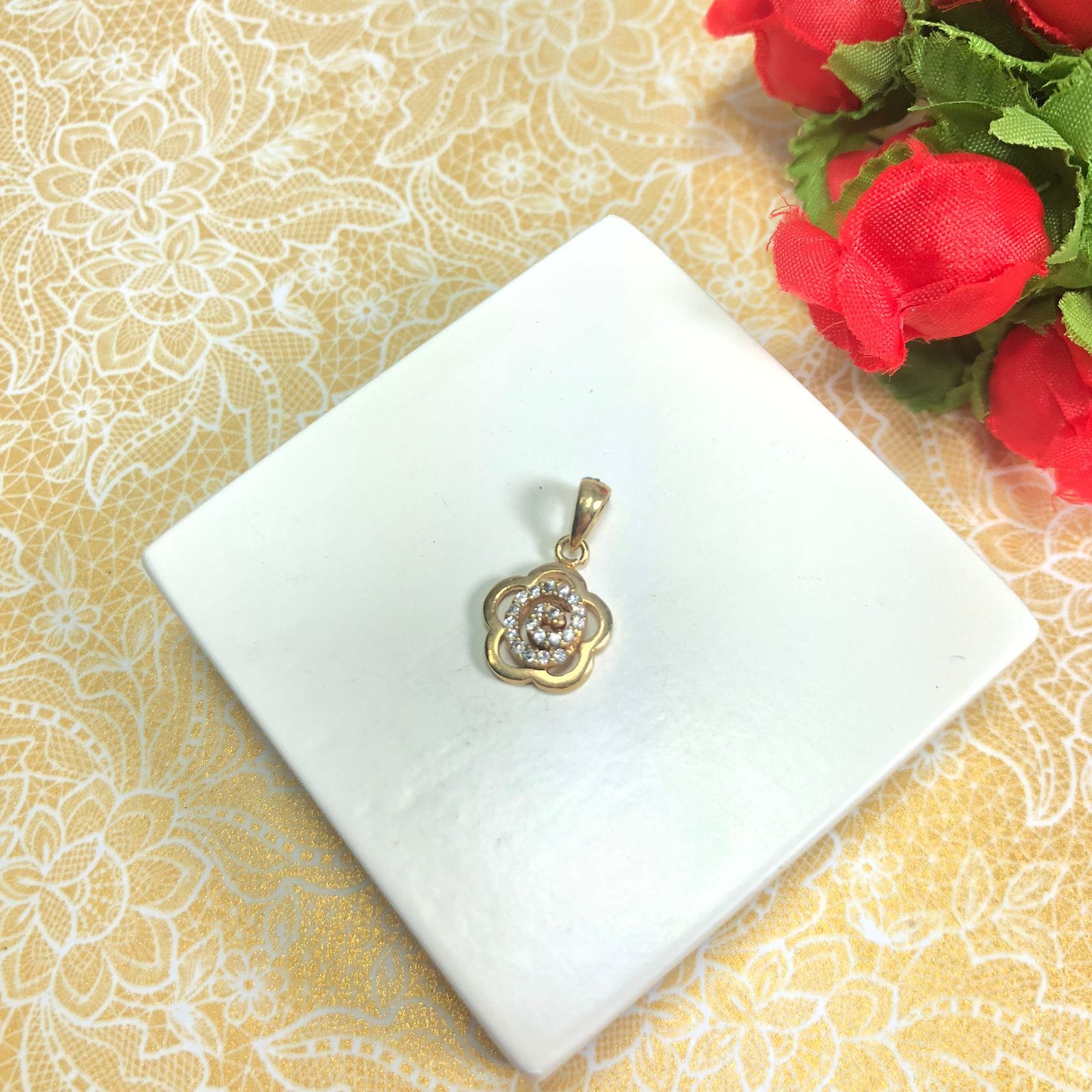 Pingente Flor e Zirconias Semijoia