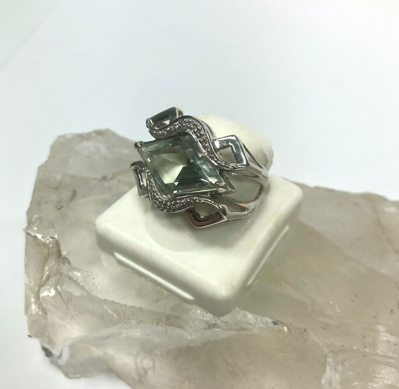 Anel Boca Praziolita Ouro Branco