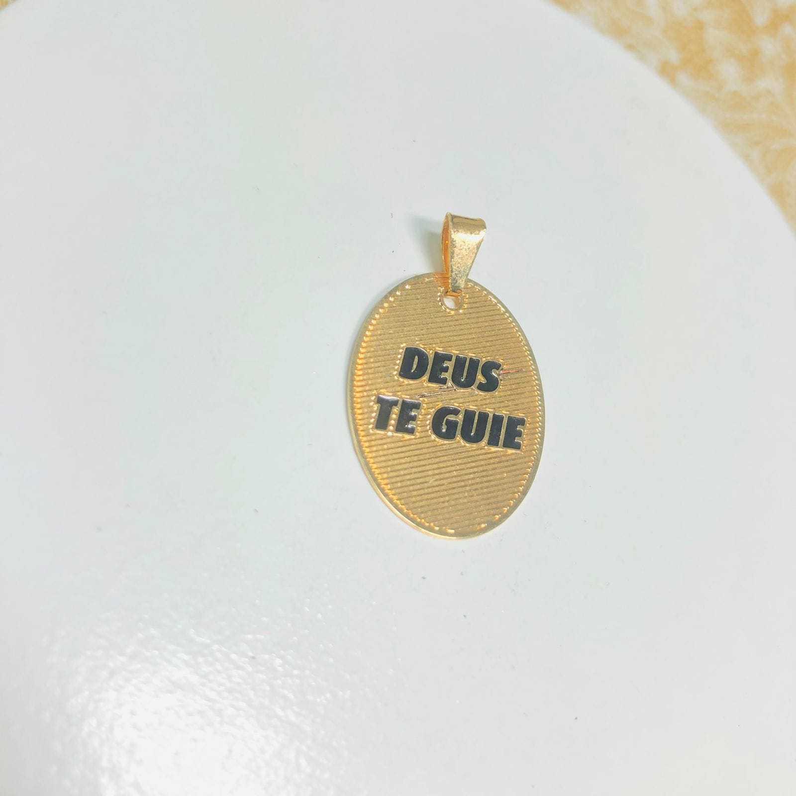 Pingente Medalha "Deus te Guie" Semijoia
