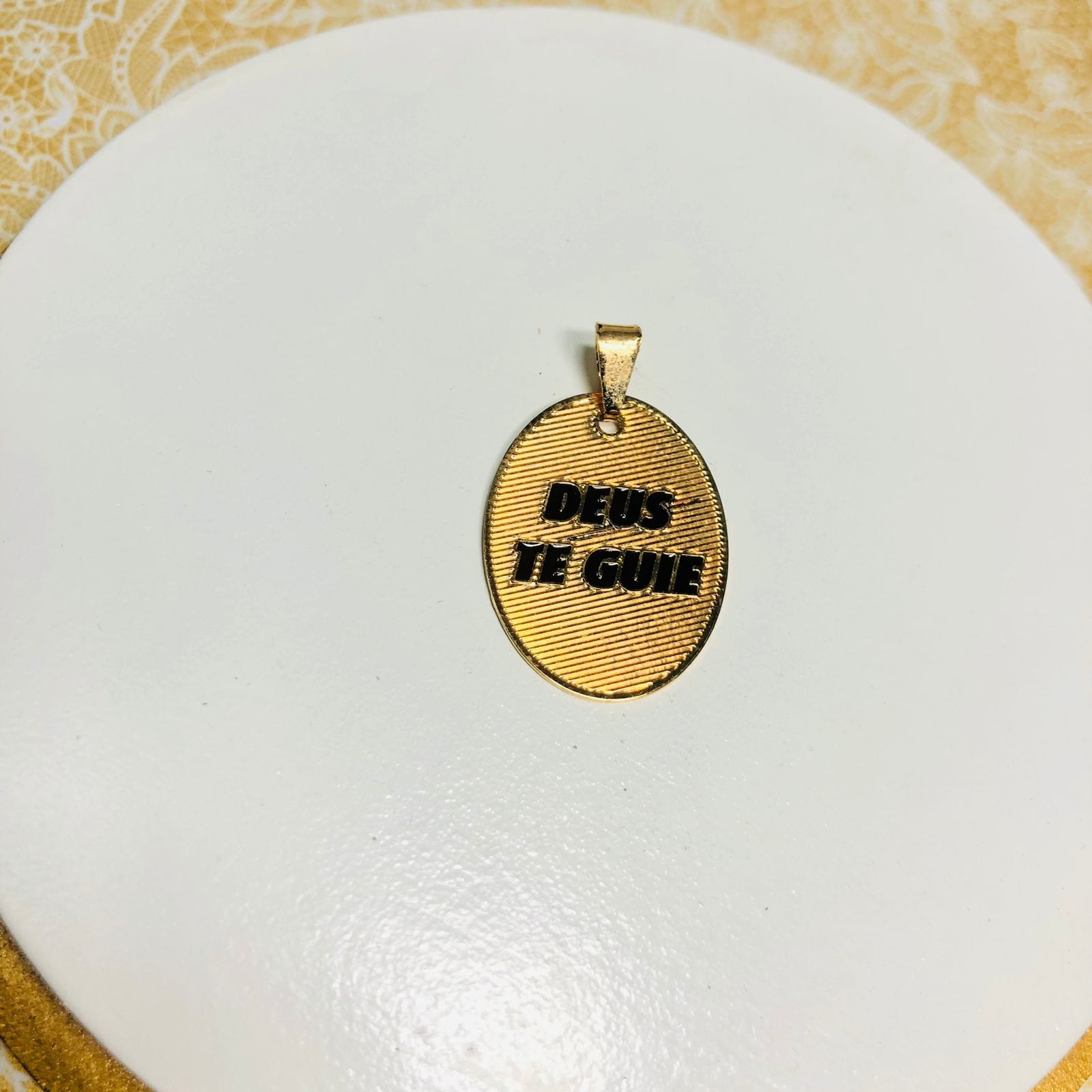 Pingente Medalha "Deus te Guie" Semijoia